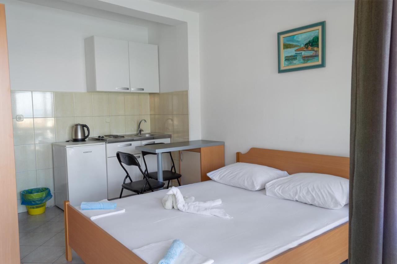 Apartments Ivica - Beachfront Drvenik  Eksteriør billede